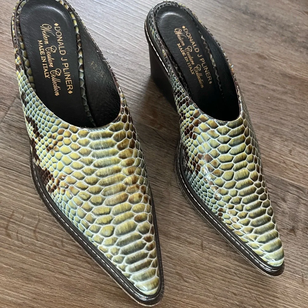 Donald J. Pliner Green Snakeskin Pointed Toe Mule - Picture 1 of 9